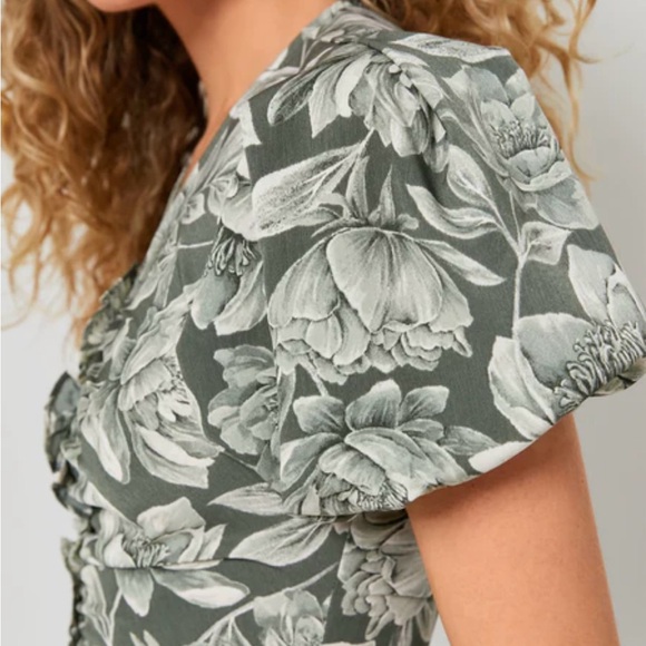 NWT Moon River Floral Gathered Puff Sleeve Dress
Size M more like a Size Small - Picture 4 of 9